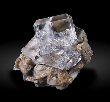Fluorite on Calcite. Front / Photo: Joaquim Calln