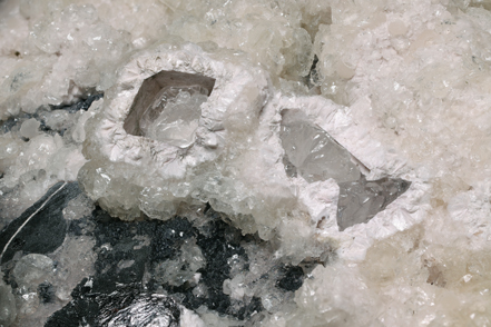 Imayoshiite with Sphalerite, Shinichengite and Calcite. Detail / Photo: Joaquim Calln