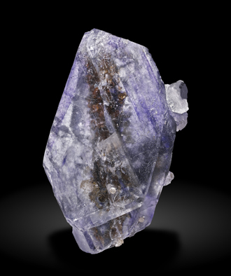 Fluorite (spinel twin) with Calcite. Front / Photo: Joaquim Calln
