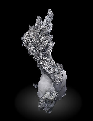 Allargentum after Dyscrasite on Calcite. Front / Photo: Joaquim Calln