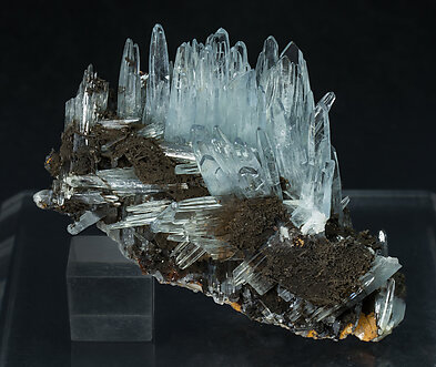 Baryte with limonite. Front