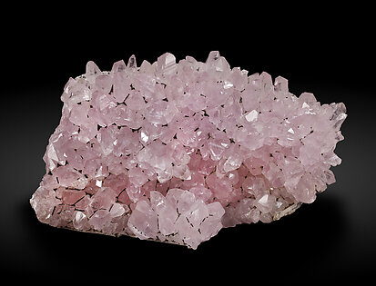 Quartz (variety rose quartz) with Eosphorite. Front / Photo: Joaquim Calln