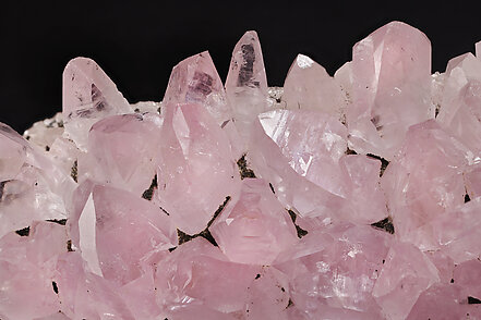 Quartz (variety rose quartz) with Eosphorite. Detail / Photo: Joaquim Calln