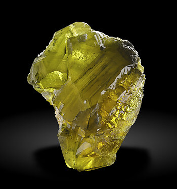 Sphalerite with Calcite. Side with light behind / Photo: Joaquim Calln