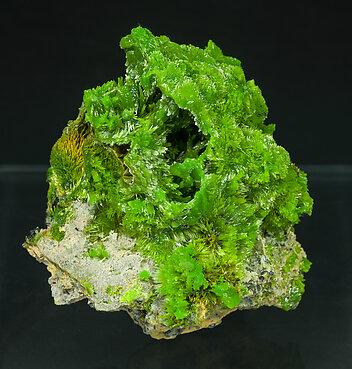 Pyromorphite with limonite. Front