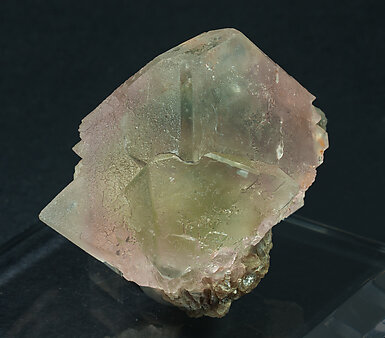 Fluorite (octahedral) with Muscovite. Side