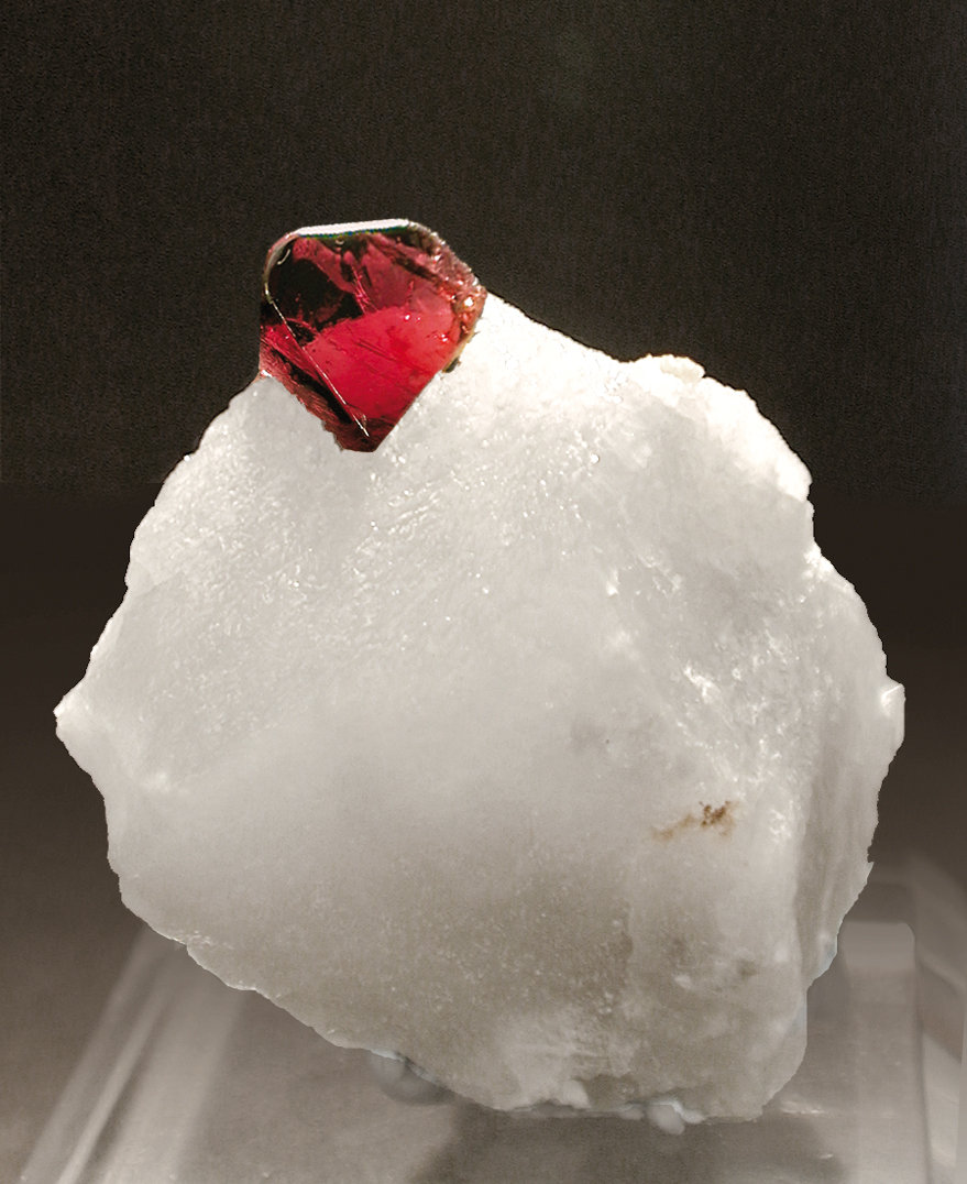 Spinel on Calcite