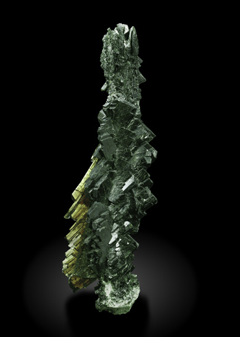 Epidote with Amphibole (variety byssolite) inclusions and Albite. Front / Photo: Joaquim Calln