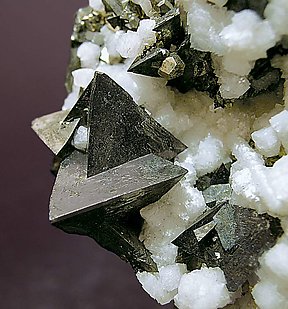 Tetrahedrita con Calcita y Pirita. 