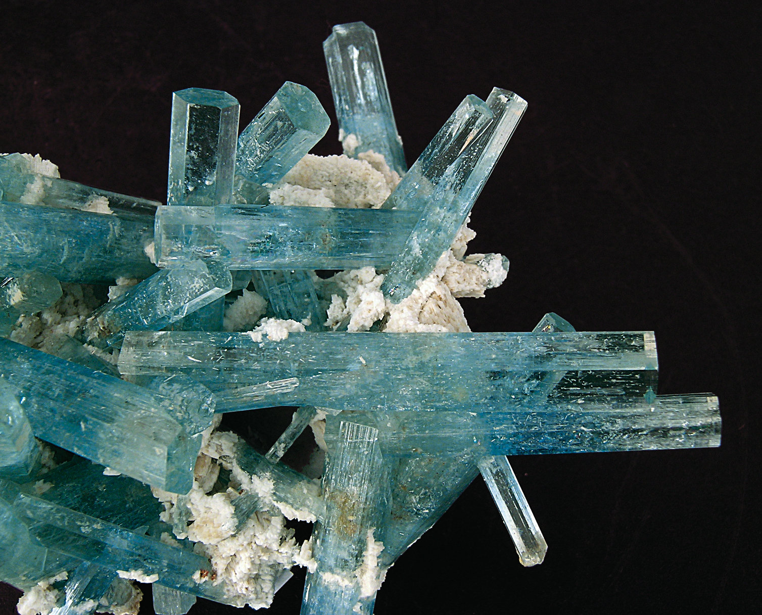 Aquamarine. ED74E9d.jpg (807×651) | Fine minerals, Gems and minerals ...