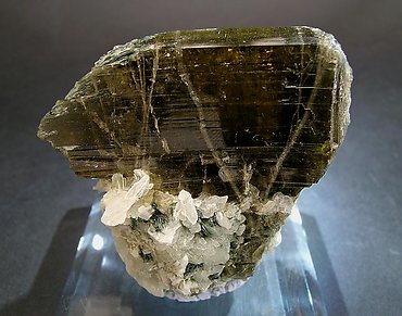 Clinozoisite with Calcite and Byssolite. Front