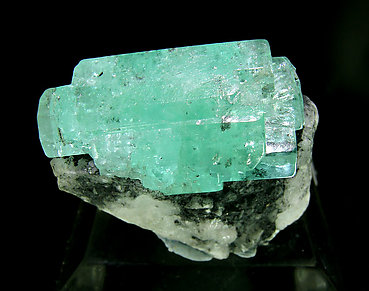 Doubly terminated Beryl (variety emerald). Front