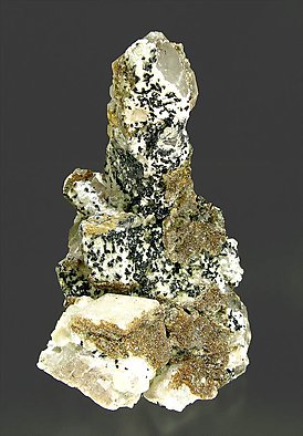 Manganilvaita con Cuarzo, Fluorapophyllita-(K) y Calcita. Vista lateral