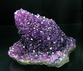 Quartz (variety amethyst) and Calcite. Side