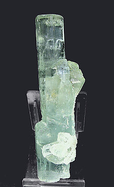Beryl (variety aquamarine) with Albite. Side