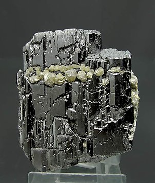 Ferberite with Muscovite and Siderite. Front