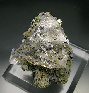Fluorita octadrica con Galena y Siderita. Vista superior