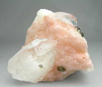 Fluor-uvite with Quartz, Magnesite and Calcite. Front