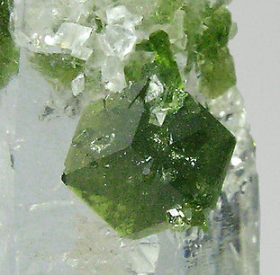 Quartz with Fluor-uvite and Magnesite. 