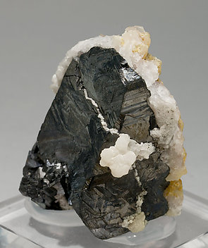 Alabandite with Calcite and Rhodochrosite. Side