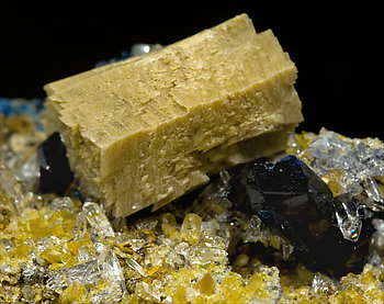 Whiteite-(CaMnMg) with Siderite, Lazulite and Quartz. 