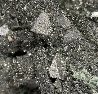 Lllingite with Arsenopyrite, Magnetite, Fluorite and Calcite. 