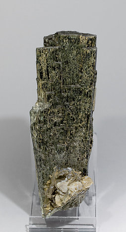 Hedenbergite with Quartz and Calcite. Rear