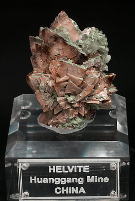 Helvine-Genthelvite with Calcite, Quartz and chlorite.