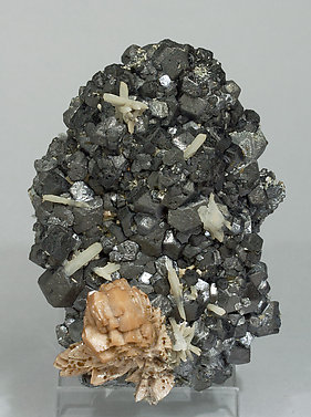 Genthelvite with Magnetite and Quartz. Front