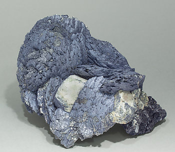Lllingite with Molybdenite, Scheelite and Magnetite. Side