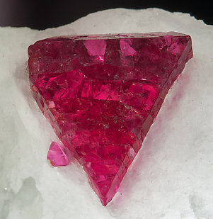 Spinel with Calcite. 