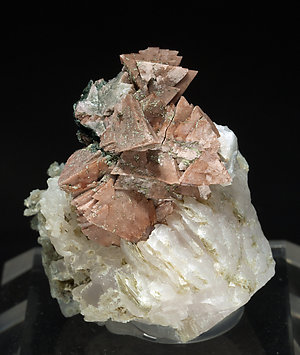 Genthelvite with Calcite and Chlorite. 