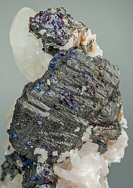 Sphalerite with Chalcopyrite, Calcite and Dolomite. 