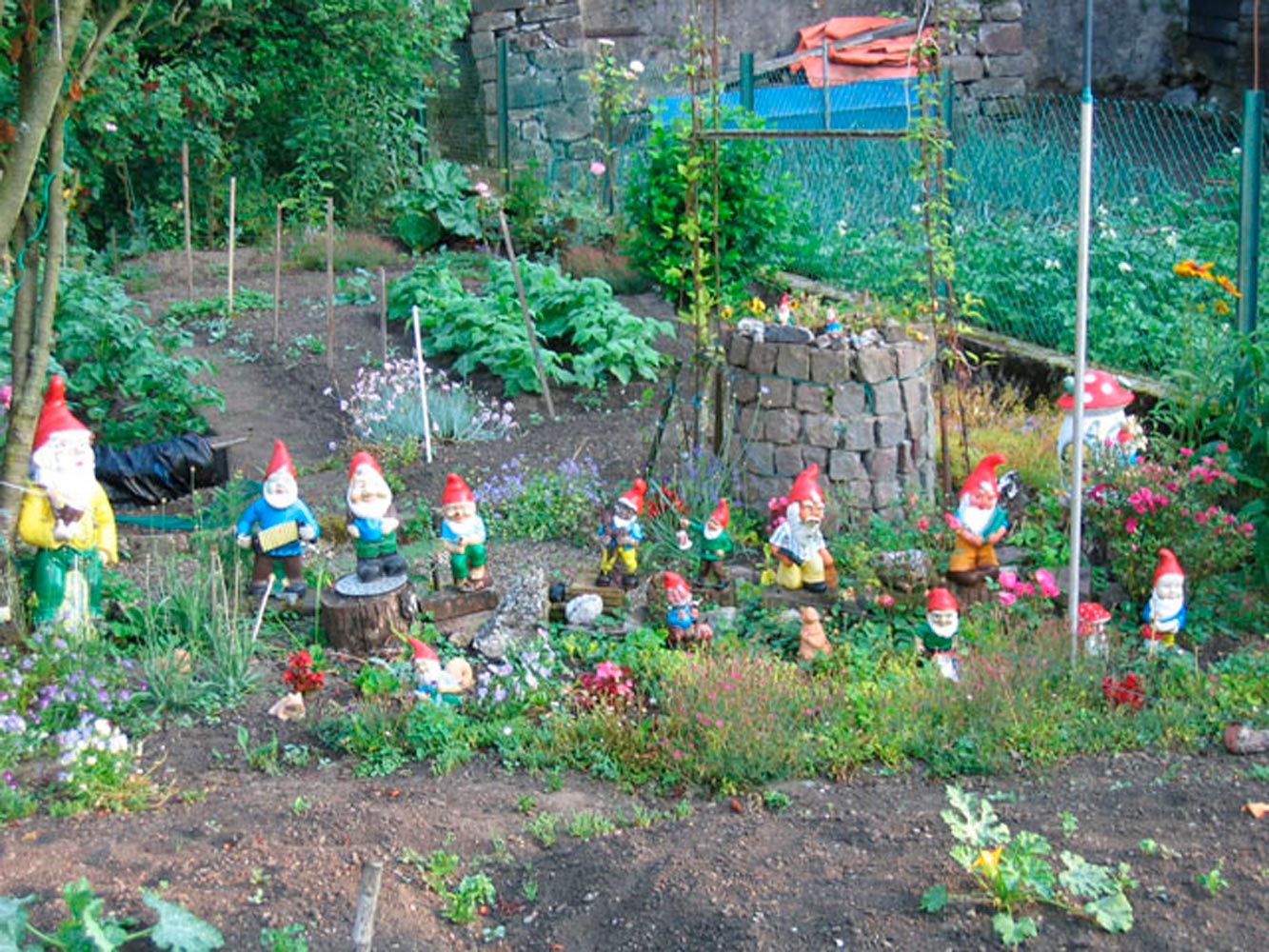 /include/Virtuals/AN2-SM2021/AN2images/AFR/A-village-full-of-magic--gnomes---2005.jpg