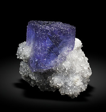 Fluorite on Quartz. Photo: Joaquim Calln