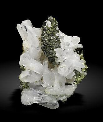 Epidote on Quartz. Front / Photo: Joaquim Calln