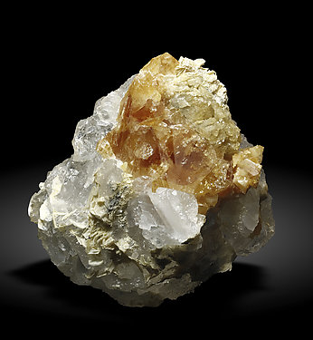 Fluorite (octahedral) with Scheelite and Muscovite. Rear / Photo: Joaquim Calln