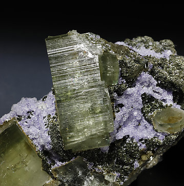 Fluorapatite with Fluorite, Arsenopyrite and Muscovite. Photo: Joaquim Calln