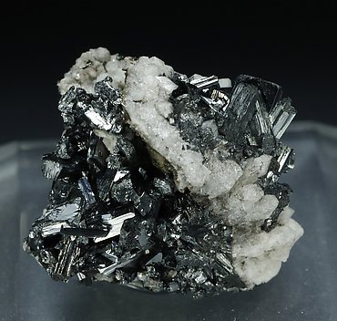 Manganite on Quartz. Photo: Joaquim Calln