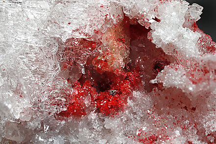 Cinnabar with Quartz, Calcite and Gypsum. Detail / Photo: Joaquim Calln