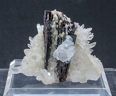 Fluorite on Hbnerite and Quartz.