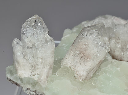 Quartz with Prehnite. 