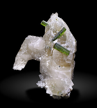 Elbaite (variety verdelite) on Quartz with Albite. Front / Photo: Joaquim Calln