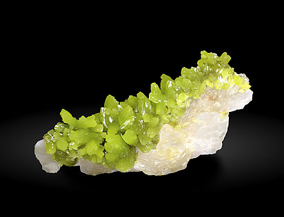 Pyromorphite on Baryte. Photo: Joaquim Calln