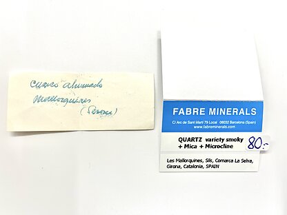 Cuarzo (variedad ahumado) con Mica y Microclina.