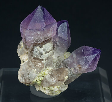 Quartz scepter (variety amethyst).