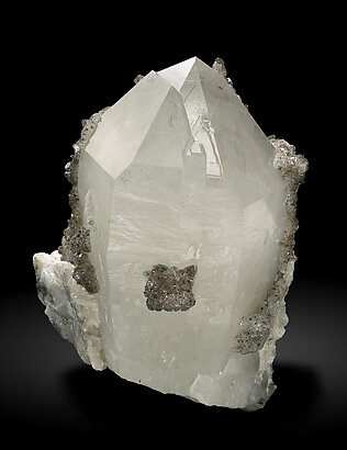 Quartz with Calcite and Pyrite inclusions. Front / Photo: Joaquim Calln