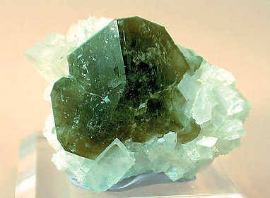 Fluor-uvite on Magnesite.