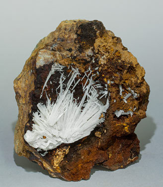 Cerussite. Front