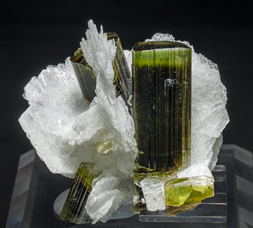 Elbaite with Albite (variety cleavelandite). Front